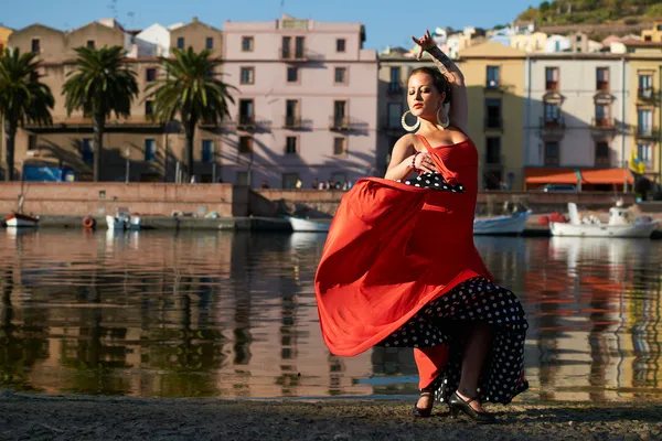 Tradycyjne flamenco taniec nad rzeką — Zdjęcie stockowe