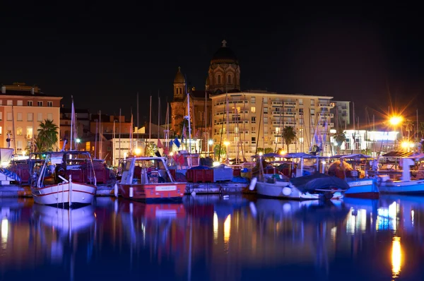 Puerto marítimo por la noche con barcos en la Riviera Francesa —  Fotos de Stock