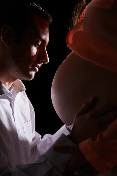 Jonge zwangere gelukkige paar — Stockfoto