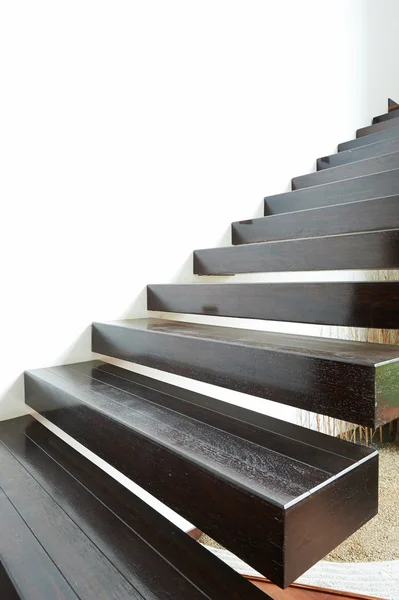 Escadas closeup e parede branca — Fotografia de Stock