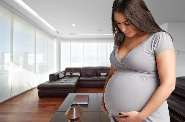 Mulher grávida relaxada em casa — Fotografia de Stock