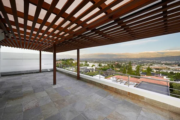 Große Terrasse mit schönem Blick auf die Stadt — Stockfoto