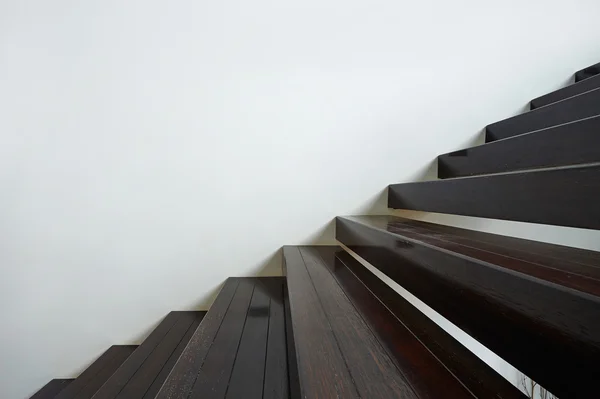 Merdivenlerden yukarı ve beyaz duvar — Stok fotoğraf