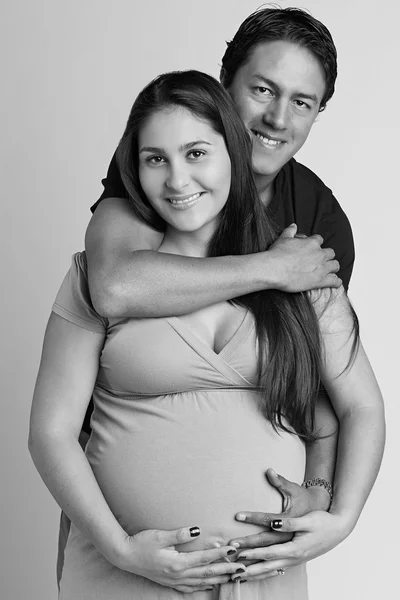 Młoda para szczęśliwy w ciąży — Zdjęcie stockowe