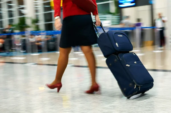 Menschen, die am Flughafen gehen (Bewegungsunschärfe) — Stockfoto