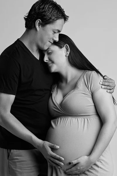 年轻孕妇快乐的夫妻 — 图库照片
