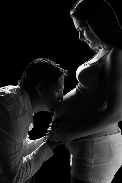 Jeune couple heureux enceinte — Photo