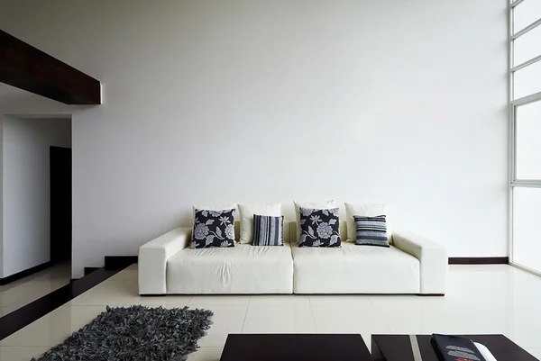 인테리어 디자인 시리즈: 큰 빈 흰색 현대 거실 스톡 사진