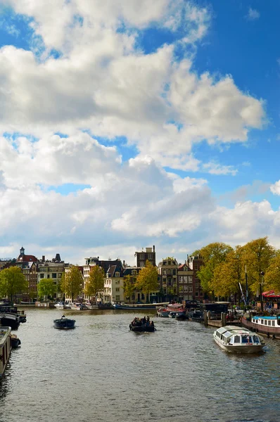 Canali di Amsterdam con ponti ed edifici olandesi Foto Stock