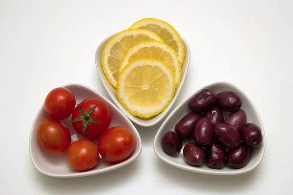 Naturaleza muerta con aceitunas, limón y tomates cherry —  Fotos de Stock