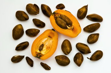 shesek beyaz bir arka plan üzerinde olgunlaşmış meyve