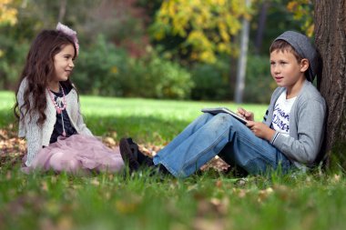 arkadaşlar açık havada