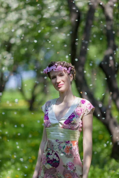 De jonge vrouw in lentetuin — Stockfoto