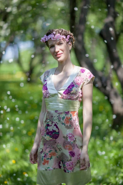 Die junge Frau im Frühlingsgarten — Stockfoto