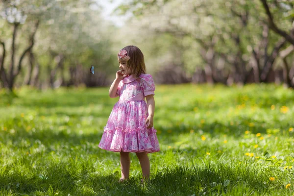 Liten flicka i vårträdgård — Stockfoto