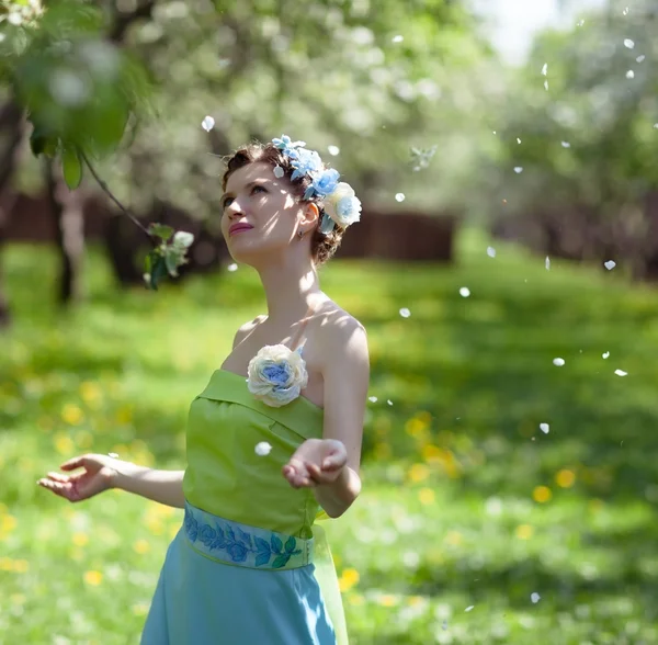 De jonge vrouw in lentetuin — Stockfoto