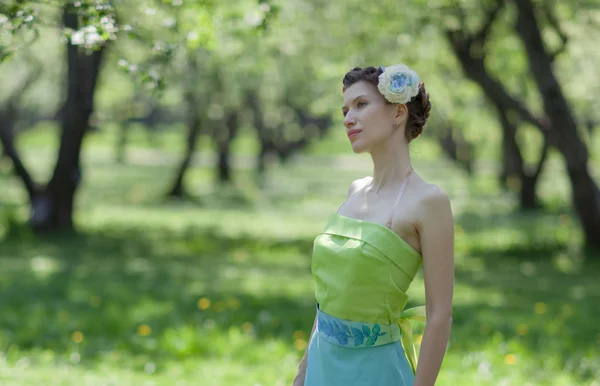 De jonge vrouw in lentetuin — Stockfoto