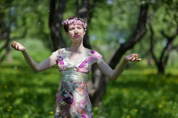 Die junge Frau im Frühlingsgarten — Stockfoto