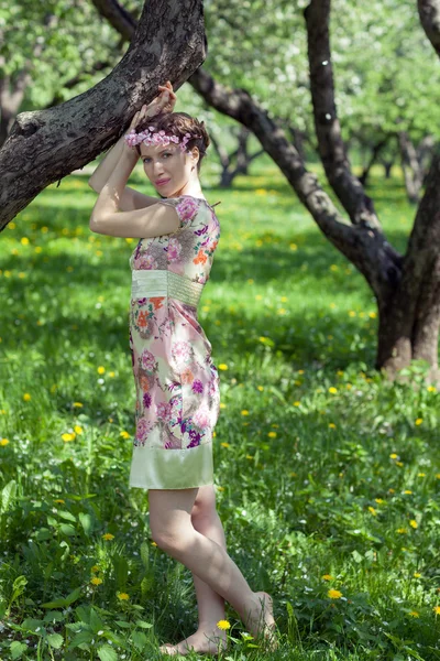 Молодая женщина в весеннем саду — стоковое фото