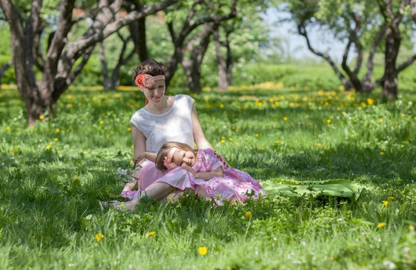 Mädchen und Frau im Frühlingsgarten Stockbild