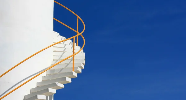 Geschwungene weiße Treppe vor blauem Himmel — Stockfoto