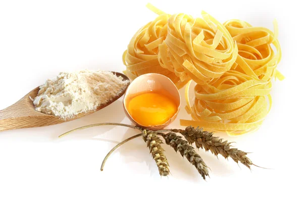 Italské vaječné těstoviny fettuccine hnízdo Stock Fotografie