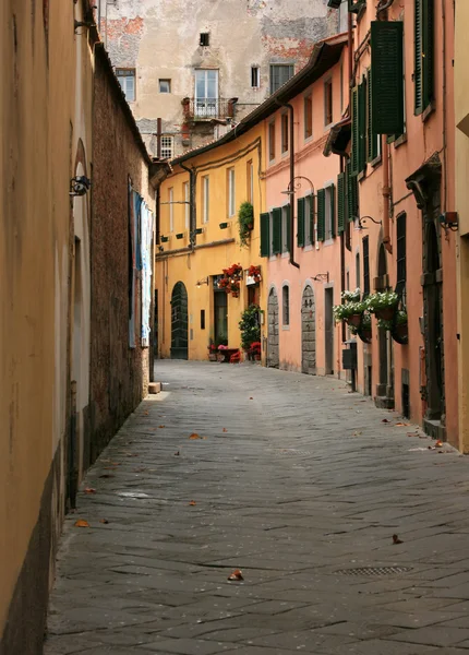 Rua medieval velha em Lucca — Fotografia de Stock