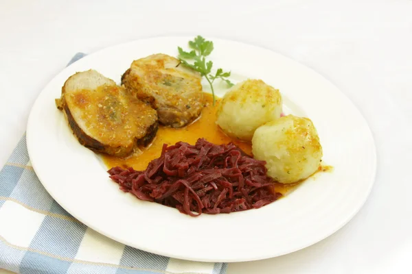 domuz rostosu kırmızı lahana ve köfte