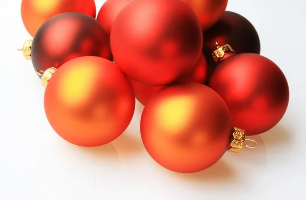 Beyaz arka planda noel topları