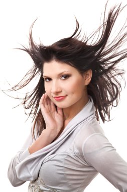 güzel rüzgarlı saçlı çekici gülümseyen kadın