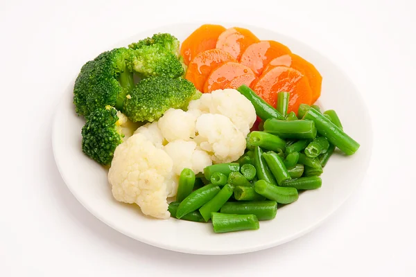 Verduras frescas en plato blanco —  Fotos de Stock