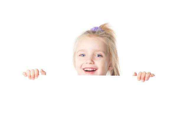 Menina feliz olhando sobre placa vazia — Fotografia de Stock