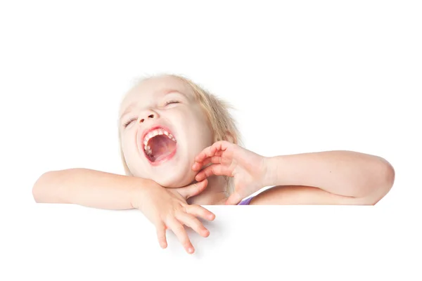 Meisje kijkend over leeg bord lachen — Stockfoto