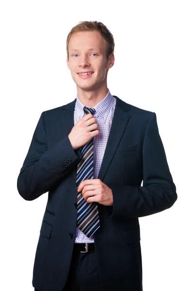 Χαμογελώντας όμορφος επιχειρηματίας επεξεργασία τη γραβάτα — Φωτογραφία Αρχείου