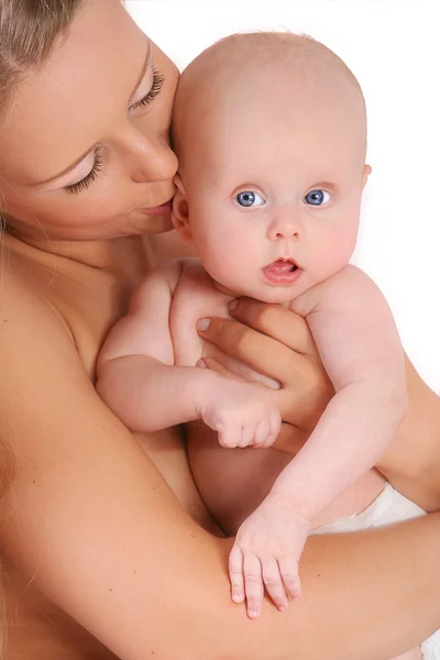 Студийный снимок матери с ребенком — стоковое фото