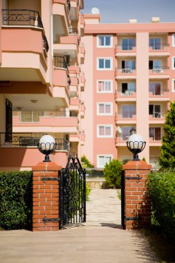 Otel bahçe kapısı açık