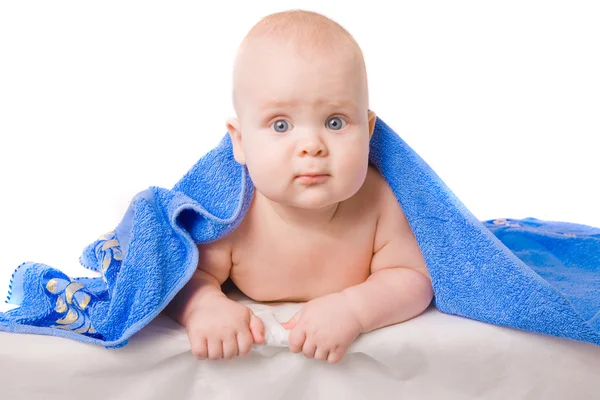 Маленький ребенок под синим полотенцем — стоковое фото