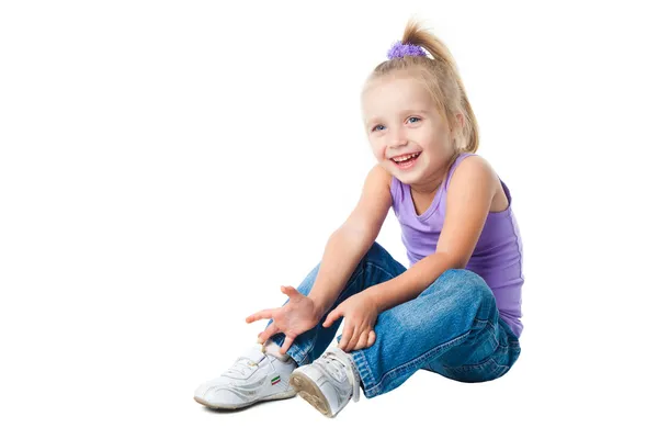 Gelukkig meisje in paarse t-shirt en jeans — Stockfoto