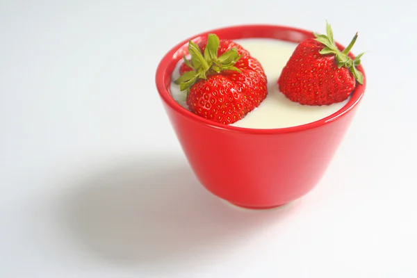 우유와 두 개의 딸기 레드 컵 — 스톡 사진