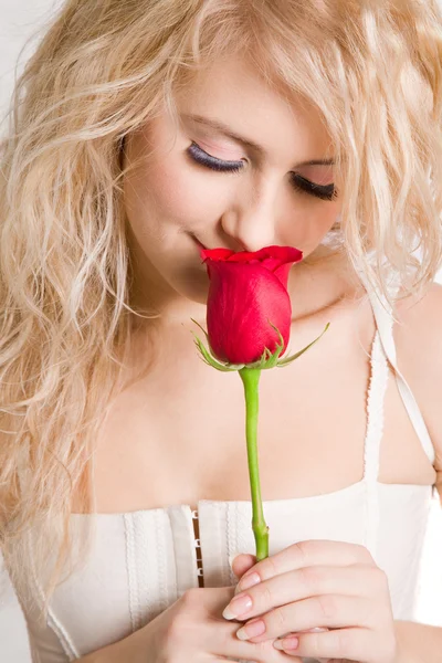 Bionda con bella rosa rossa — Foto Stock