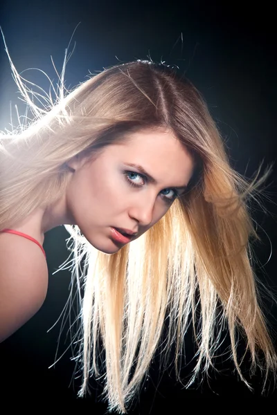 Portret van blond meisje met vliegende haar — Stockfoto