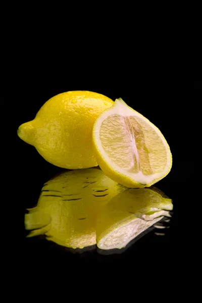 Limón en el espejo — Foto de Stock