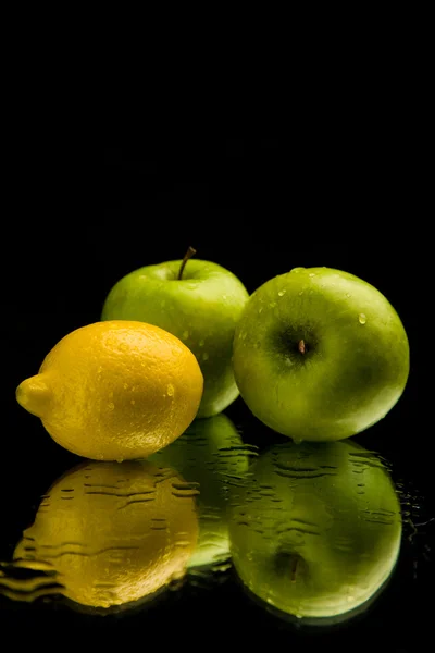 Elma ve limon ayna üzerinde — Stok fotoğraf