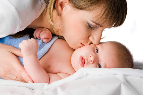 Mãe feliz beijando seu pequeno filho — Fotografia de Stock