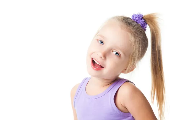 Menina sorridente em t-shirt roxa — Fotografia de Stock