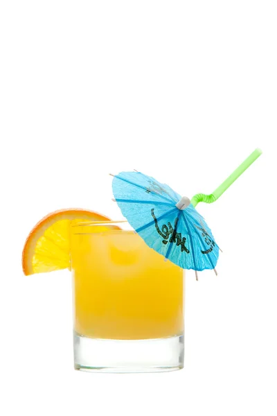Gyümölcs koktél darab narancs és kék esernyő — Stock Fotó