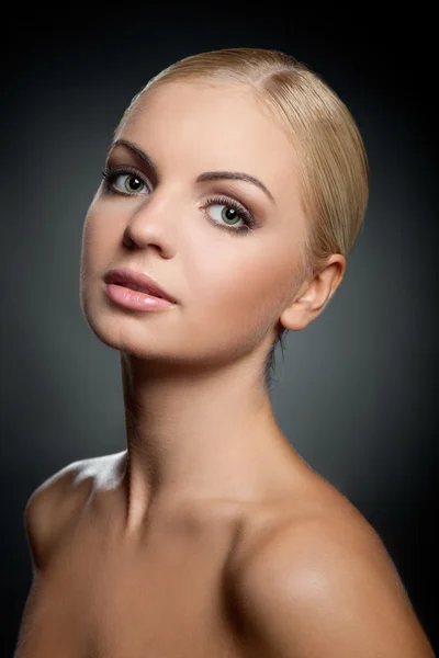 Portret van mooi blond meisje — Stockfoto