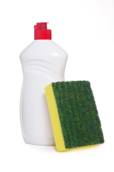 Зеленая кухонная губка и бутылка жидкости для мытья посуды — стоковое фото