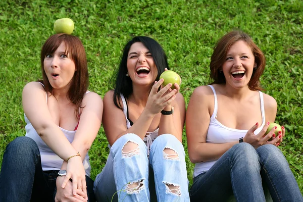 Meisje vrienden met appels ourdoor — Stockfoto