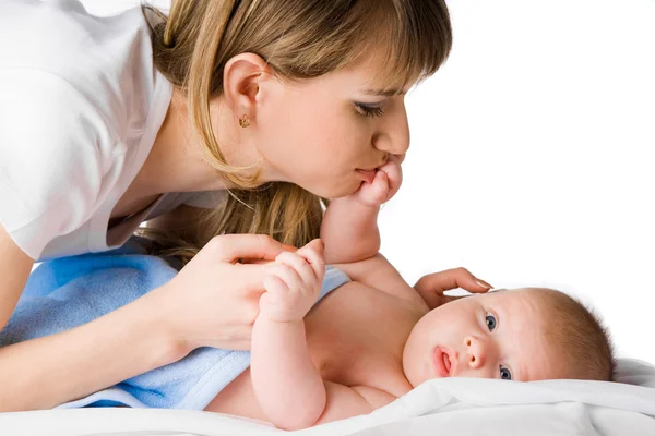 Feliz madre besando la mano de su pequeño hijo — Foto de Stock